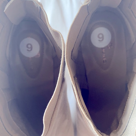 Size 9 pointy, suede, ankle booties - Picture 7 of 9